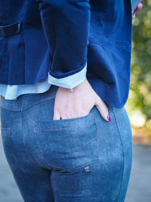 eBook - "Jeggings Damen" - Hose - Schneiderline - Die Jeggings ist eine schmal geschnittene Hose, welche die Bequemlichkeit einer Leggings mit dem Look einer Jeans vereint! Die angedeuteten Fronttaschen, die Gesäßtaschen sowie die abgesteppten Nähte verleihen der Jeggings einen coolen Look und sieht somit einer Skinny Jeans zum Verwechseln ähnlich. Alternativ kannst Du die Jeggings auch als einfache Leggings nähen. Nähen - Damen - Hose - Glückpunkt