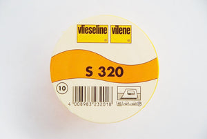 Bei diesem Angebot handelt es sich um einen hochwertigen Bügelvlies/Schabrackeneinlage "Vlies S320" der Marke Vlieseline. Die S 320 von Freudenberg ist eine leichtere Bügeleinlage aus Synthesefasern für Schabracken und kreative Handarbeiten. Ebenso kann sie für die Verarbeitung in Taschen, Hüten, Gürteln, Stoffkörbchen, Bastelarbeiten etc. genutzt werden. Hochwertige Bügelvlies-Qualität zum Aufbügeln in weiß. Einfaches Aufbügeln, guter Tragekomfort und angenehm im Griff.  - Glückpunkt