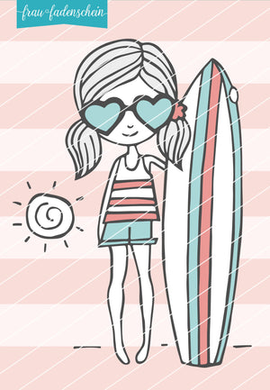 Mimi steht mit cooler Sonnenbrille und lässigem Sommeroutfit am Strand. Mit ihrem Surfbrett im Arm genießt sie die Sonne und hält Ausschau nach der nächsten Welle.