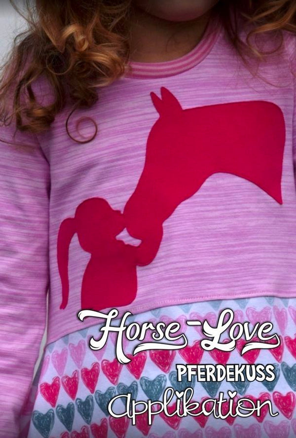 Applikationsvorlage "Reiten - Küss das Pferd  Shadow" von Daddy2Design. Applikation inkl. Kurzanleitung, Serie "Horse-Love" - Horse Love - Reiten - PFERDE Shadow SCHATTENSPRINGER - Horse Love - Reiten - Mädchen - Reiterhof - Pony-  Diese Datei ist für Anfänger sehr gut geeignet. In der Appliversion haben wir für euch noch schöne Appli Deko hinzugefügt, diese befindet sich im Zip - Applizieren für Kinder/Mädchen/Jungen - Vorlage - Glückpunkt.