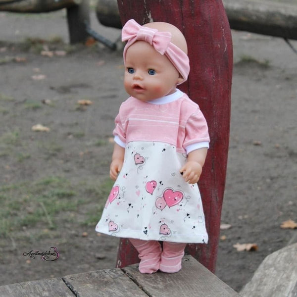 eBook - "Dress up your Baby Doll" - Zwergnase Design - Einfache Schnitte für das Baby Deiner kleinen Puppenmama oder Deinen kleinen Puppenpapa ? Beinhaltet: Kleid mit Teilung - Rock - Bolero - Jacke - Mütze mit Ohrenklappen - Leggings - Kapuze die an jedes der Shirts genährt werden kann - Strumpfhose - Windel und ein paar Schühchen. Grössen : - 19cm - 24cm - 30cm - 33cm - 36cm - 43cm - 46cm - 48cm - 50cm - Nähen Kinder - Mädchen/Jungen - Puppen/Puppenkleidung - Set - Glückpunkt.