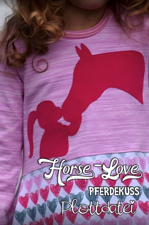 Bei diesem Angebot handelt es sich um die Plotterdatei "Horse Love - reiten - Küss das Pferd"  von Daddy2Design - Logo - Icon - Grafik - Silhouette - Schriftzug - Schrift - Plott - Plotten - Text - Pony- reiten - Ponyhof - Ferien - Ausritt - Stall - Mähne - Reiterhof - ausmisten - Verein - Manege - Mädchen - Freizeit - Hobby - Frau - Mann - Helm - Stiefel