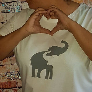 Plotterdatei "Elefanten-Liebe- Shadow-Love-Animals- Illusions" von Daddy2Design. Liebes-Shadows - Jede Folie / Farbe / Stoff ist möglich und es entstehen tolle Effekte -  Schriftzug - Schrift - Plott - Plotten - Zirkus - Zoo - Tier - Afrika -  Dschungel - Schatten - Drucken - Glückpunkt.