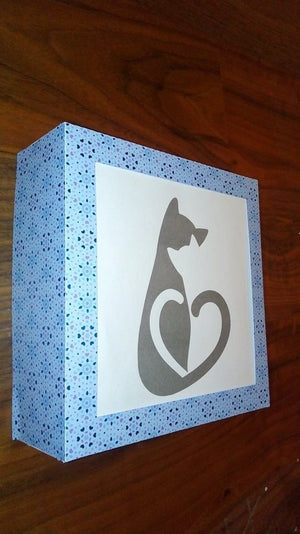 Bei diesem Angebot handelt es sich um die Plotterdatei "Katzen-Liebe - 3 - Shadow-Love-Animals- Illusions" von Daddy2Design. 